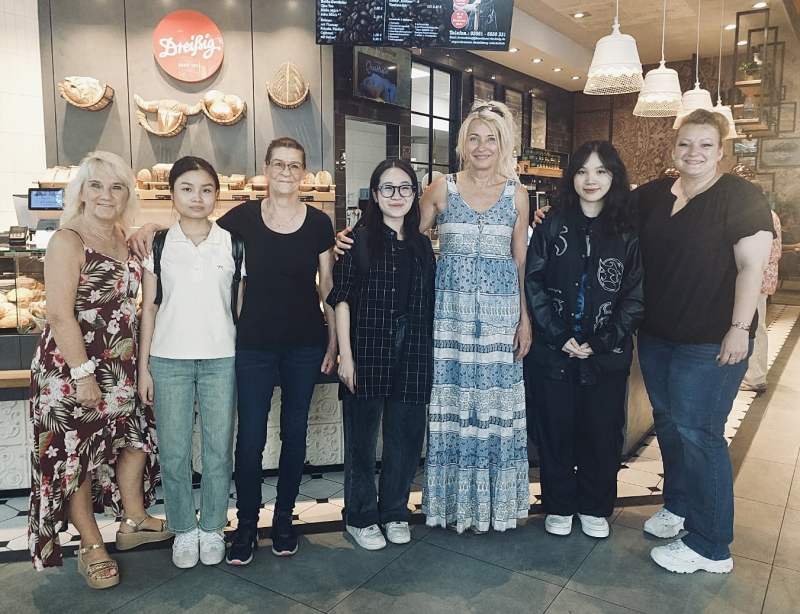 Team mit Azubis in Bäckerei