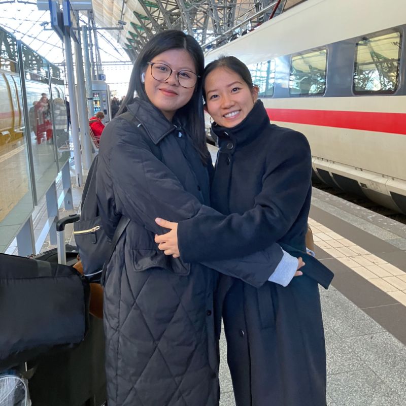 zwei Frauen auf Bahnhof am Bahnsteig